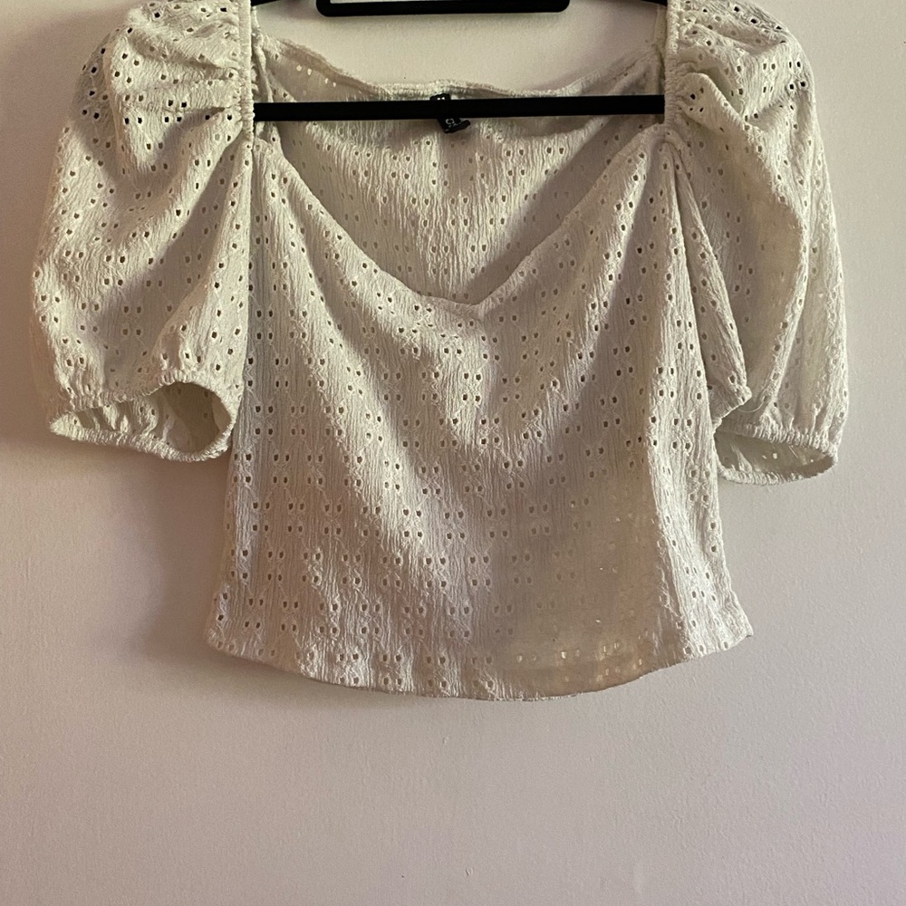 Only used two time , white , thin fabric